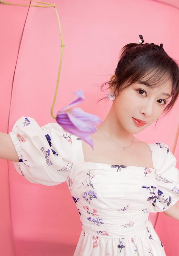 杨紫|杨紫穿碎花收腰连衣裙青春靓丽,对镜头甜笑超少女