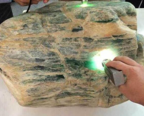 翡翠|史上最惨“天价”标王：5亿翡翠原石无人敢要