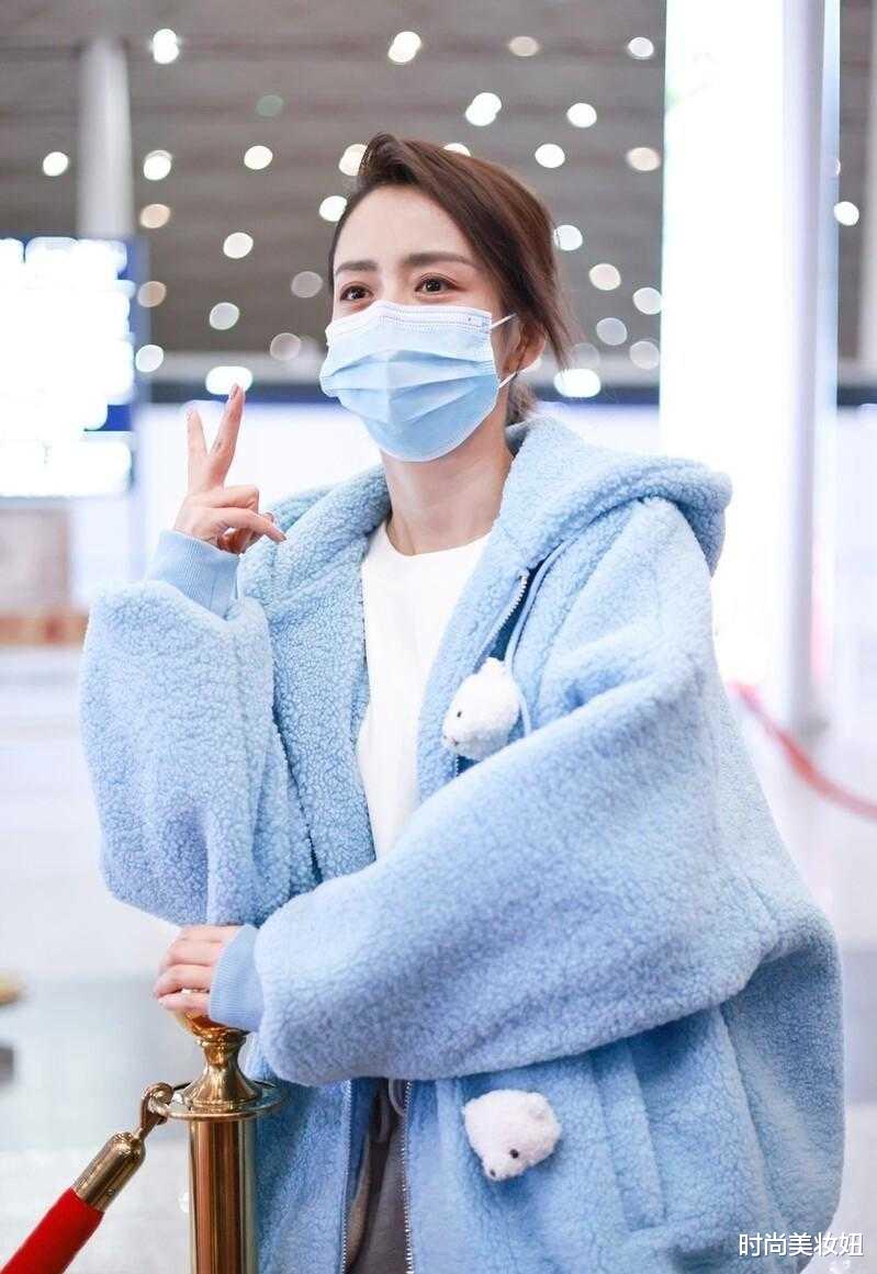 佟丽娅|佟丽娅离婚后越穿越年轻，蓝色毛绒外套配卫裤，像小姑娘一样