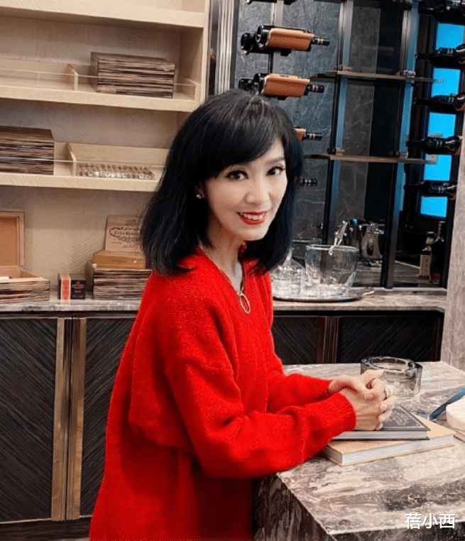 蓓小西 66岁的米雪都要成精了,烫爆炸头穿亮片裙,身材气质远胜同龄人