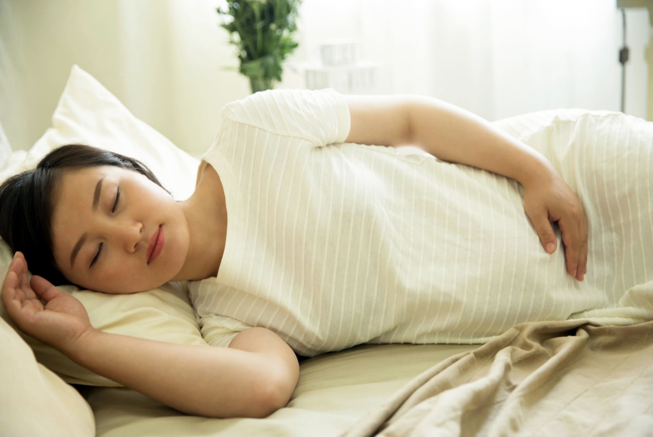 父母育儿观|孕晚期这两种睡姿不可取，既容易导致孕妇抽筋，还会影响胎儿发育