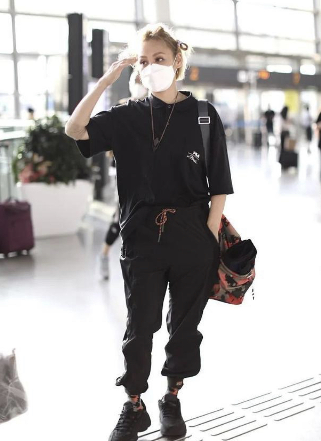 穿衣搭配|49岁宁静挺会扮嫩的，黑T配束脚裤时髦减龄，就是发型用力过猛了