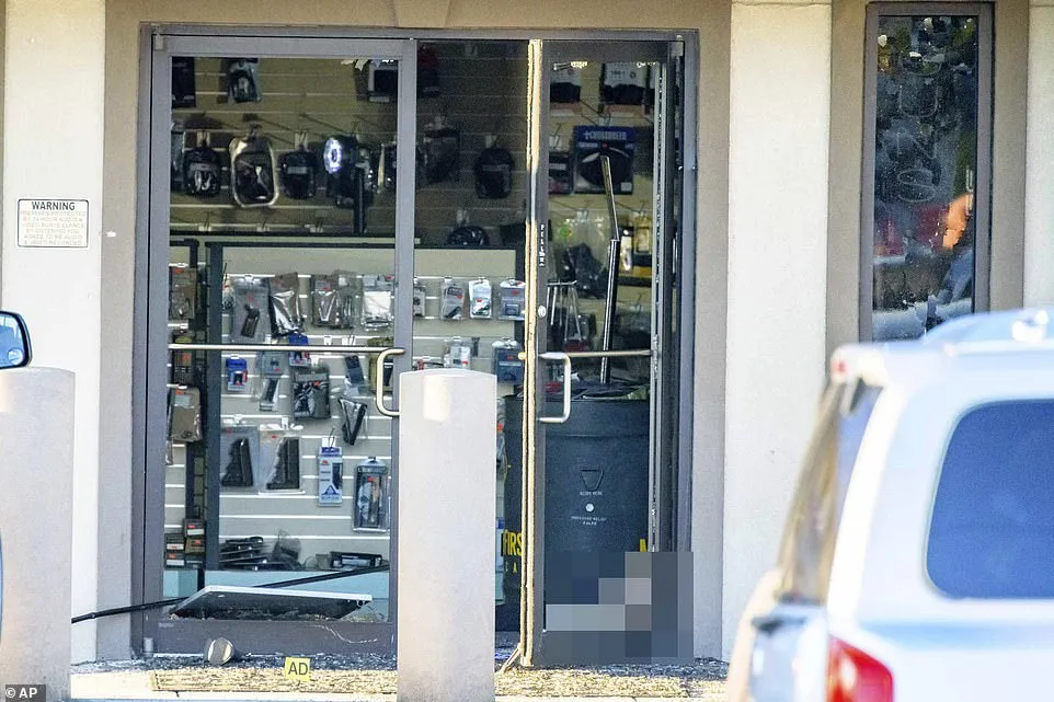 美國槍店突然爆發槍戰，顧客店員紛紛霸氣拔槍和槍手對射-圖5