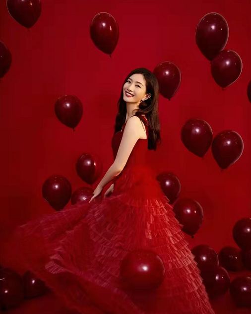 佟丽娅|春晚穿搭太喜庆！佟丽娅穿红裙惊艳开场，关晓彤牛角发型更抢风头