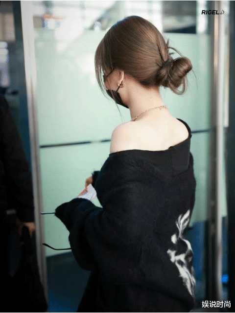 娱说时尚 虞书欣真俏！露肩毛衣穿出来，不怕寒潮，甜甜的真美