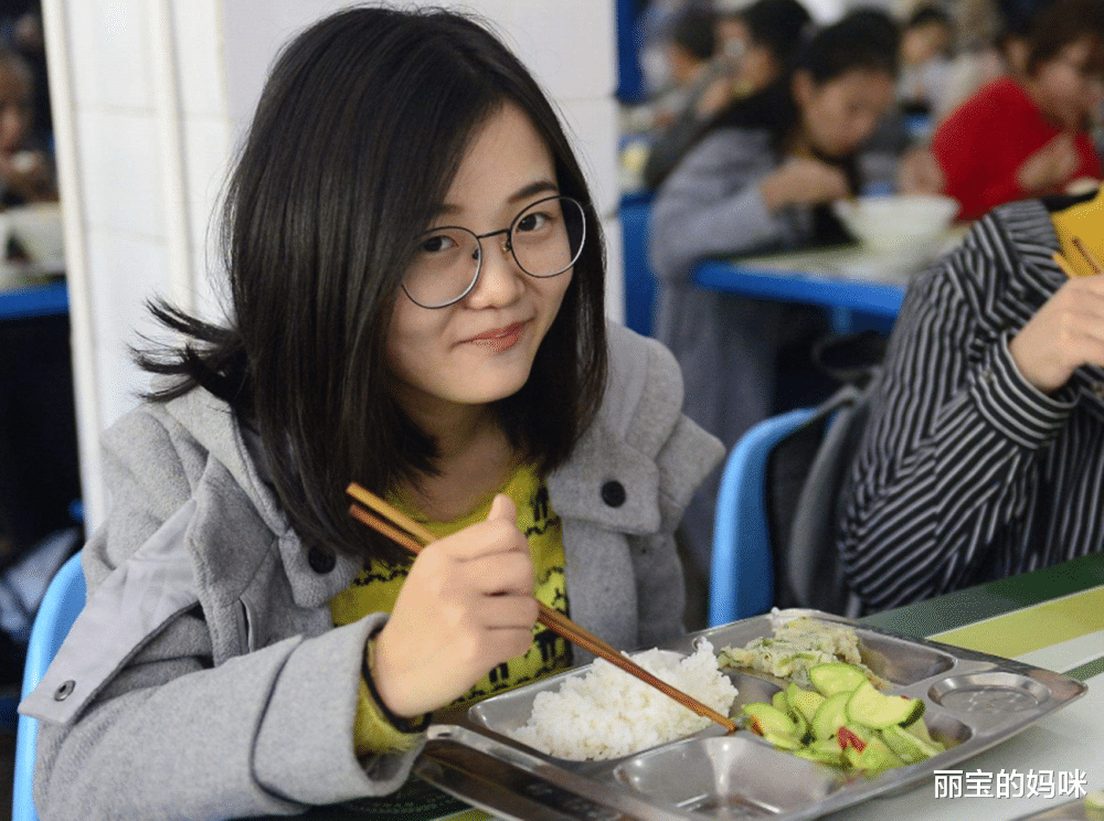 丽宝的妈咪|当代大学生的花钱模式,“先线上后线下”,怀揣现金却在“破产边缘”