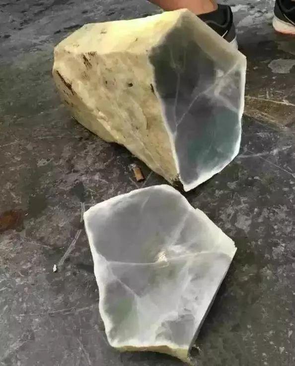 冰种翡翠|380万的翡翠原石,被他一刀切涨4000万,身边的人瞬间炸开锅了!