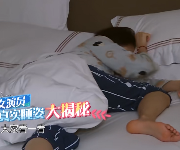 关晓彤|关晓彤被吵醒后，下意识小声嘟囔一个名字，看清嘴型：华晨宇表情一僵