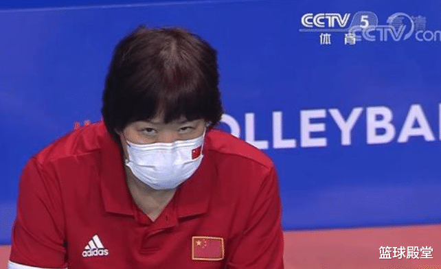 张常宁|女排被逆转,谁注意场下?郎平怒瞪+怒批全队打菜球,张常宁沮丧
