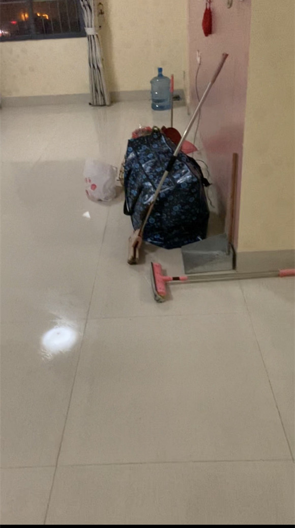 为了结婚把房子重新装修下,总共花2.6万,两个衣柜就1万了