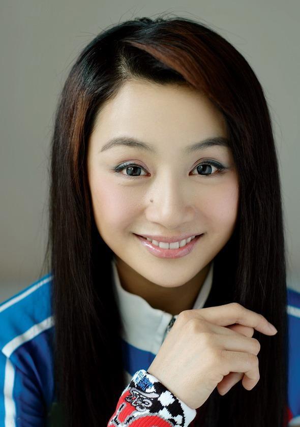 美颜|女星曹颖直播和网友吵起来了，因开美颜过度被指不真实，直接回怼