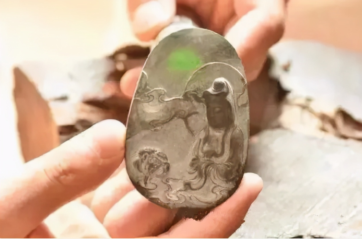 古钱币|捡大漏！1.8万淘来的翡翠原石，切出30块墨翠大牌，老板懵了