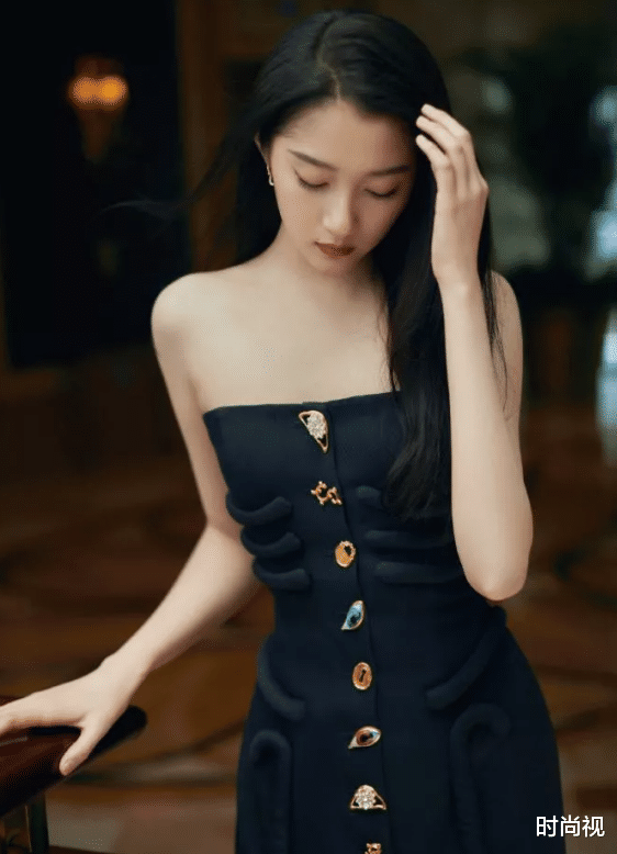 时尚视|迪丽热巴粉色裙装PK关晓彤黑色抹胸裙，最后一位彩色系真吸晴