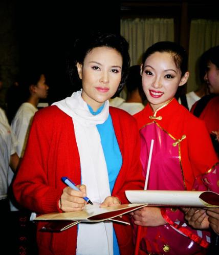 芦秀梅|著名歌唱家享年55岁因病去世！众好友军装送行，场面让人震撼