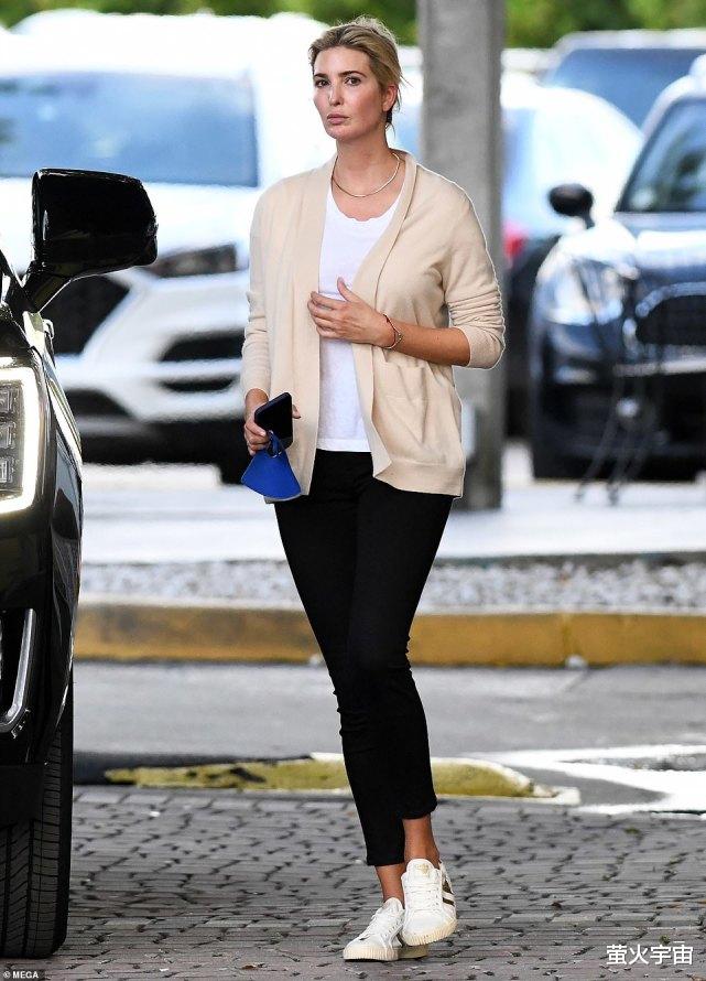 |39岁伊万卡陪娃玩卡丁车，素颜皮肤也能反光，嘴唇变厚了好多