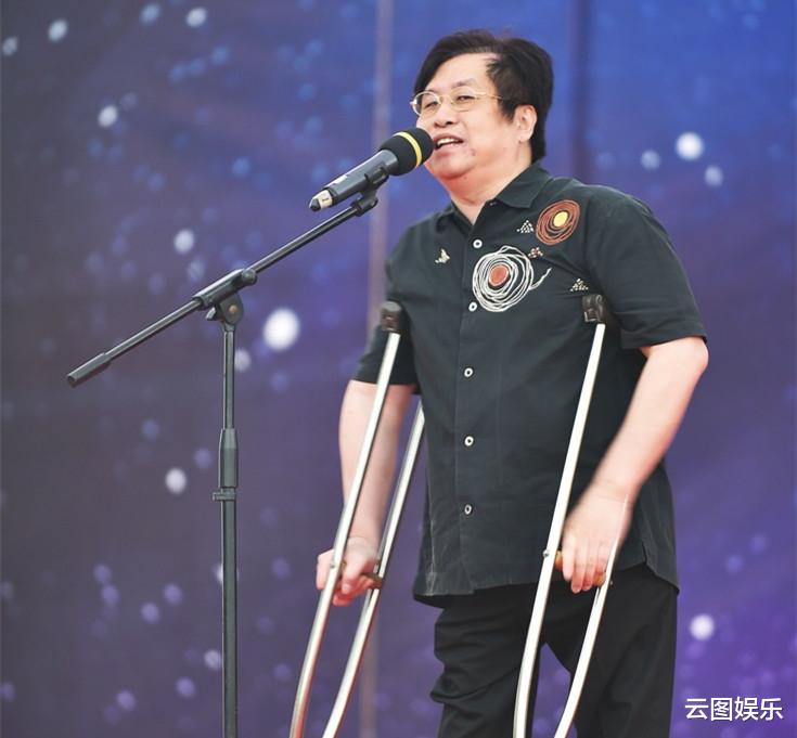 郑智化|郑智化与家人庆60岁生日,妻子罕露面美貌出众,结婚22年甜蜜如初