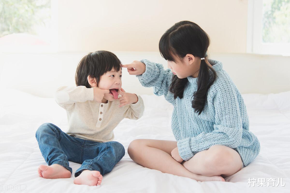 “俩孩子摔倒,奶奶却抱起弟弟骂姐姐,孙子是亲的孙女是捡的?”