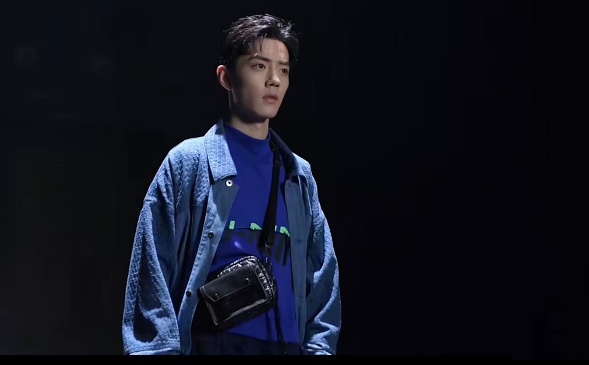 肖战|肖战品牌发布会上演云走秀，一袭蓝衣气场全开，表现不输专业男模