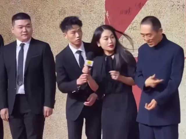 张艺谋|张艺谋罕见和父亲共同现身金鸡奖：颜值出众态度谦逊，被指教养高