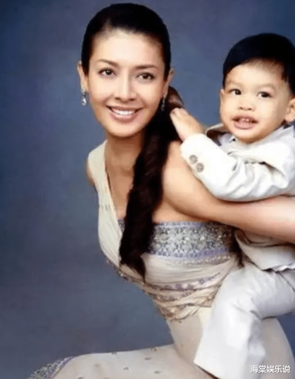 西拉米|西拉米在侍女的陪同下现身！剃掉的秀发长出来，妩媚迷人似武媚娘