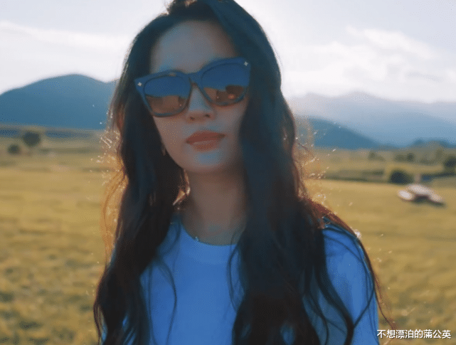 刘亦菲|刘亦菲晒LV花絮，墨镜遮脸、长发披肩超有范，生图却不是筷子腿