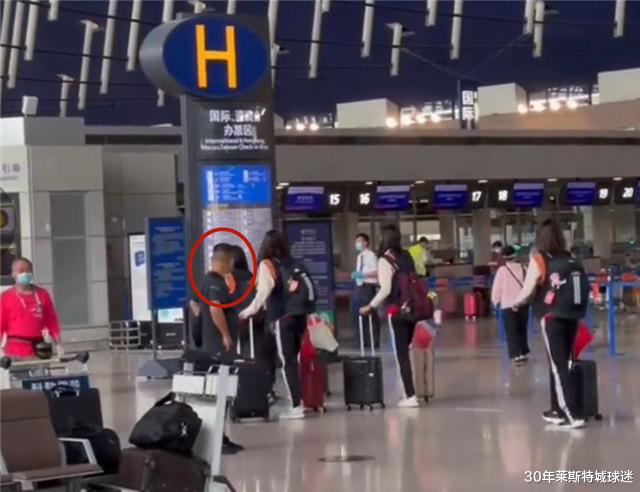 女排|中國女排正式出征！一群2米左右長腿姑娘太顯眼，兩位大媽看呆了