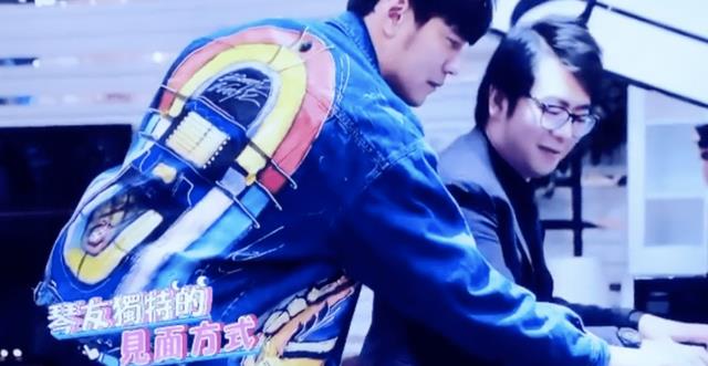 长脖子爸比说|郎朗与吉娜四手联弹，疑似失误被妻子紧盯，好友周杰伦忙点赞