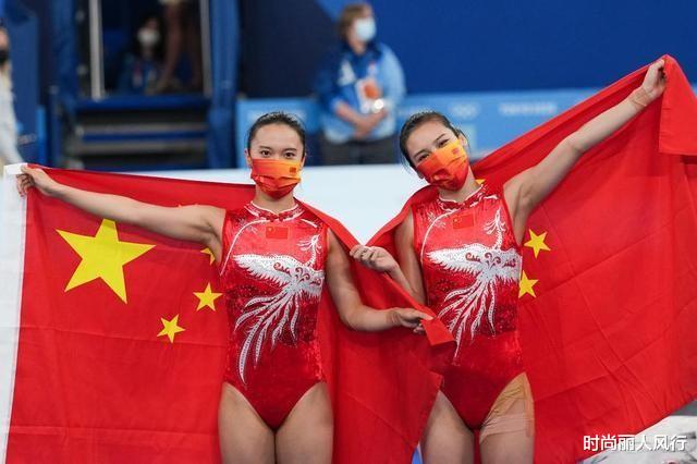 时尚丽人风行|蹦床冠军明星脸大爆火！朱雪莹“凤凰飞天”，穿中国红旗袍拿金牌