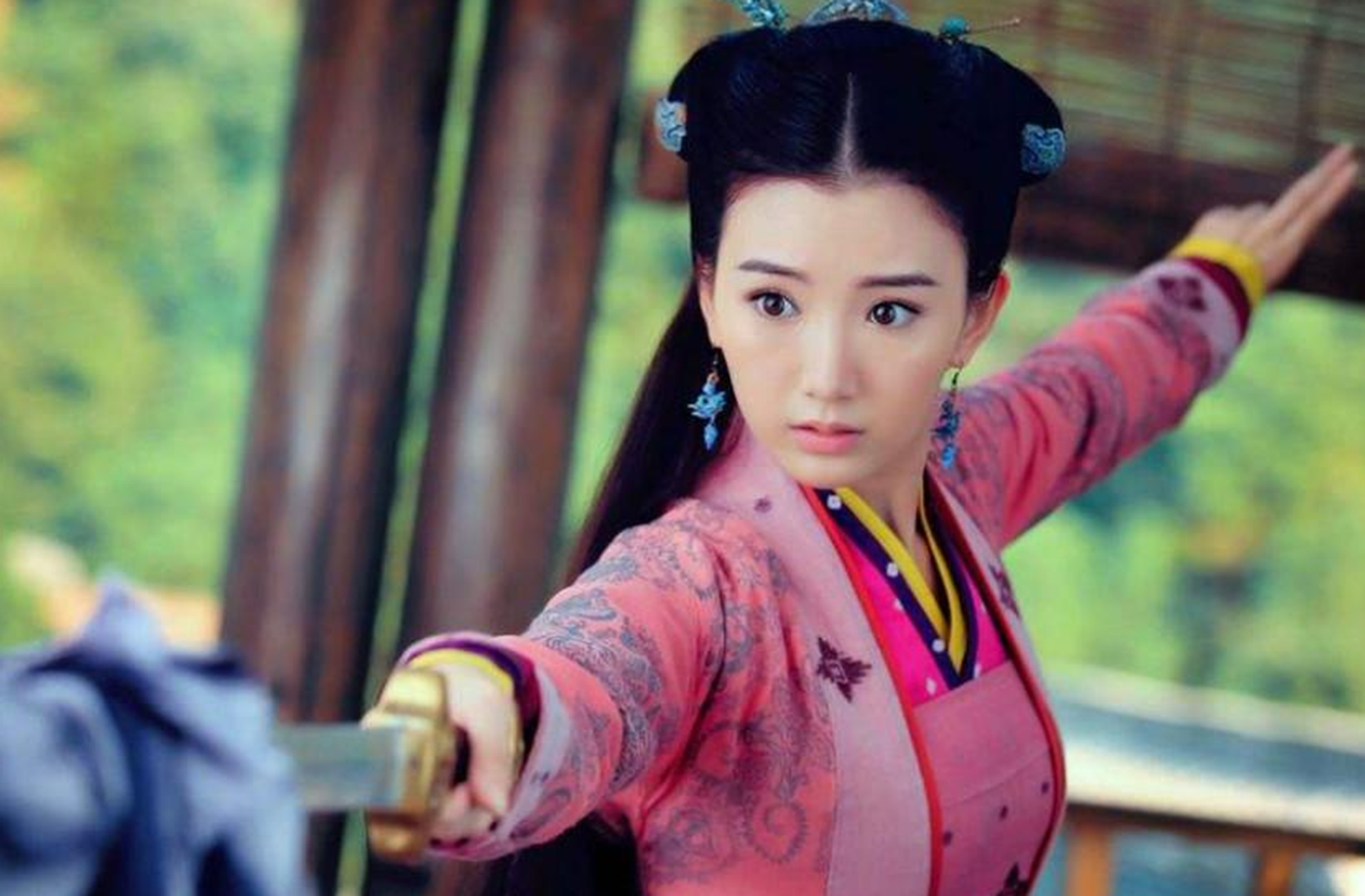 念念講娛樂 出生被丟進垃圾桶，32歲成大明星，父親上門索要5千萬養老費