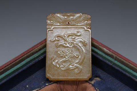 和田玉籽料|回流 舊藏和田玉籽料“螭龙玉牌”