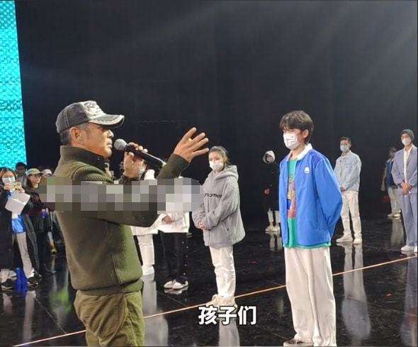 陈道明|是因为什么原因让一群明星对着66岁的陈道明立正行礼的？