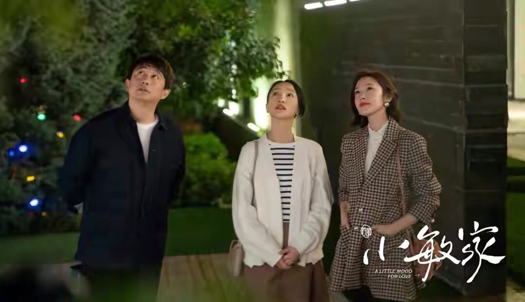 周迅|47岁周迅越穿越年轻,新剧连穿6套“大衣”,扎个啾啾也好有气质