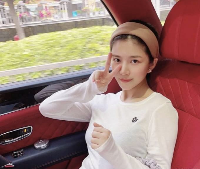 王灿|王灿高调炫富，坐劳斯莱斯戴600万名表，网友：嫁给有钱人真好