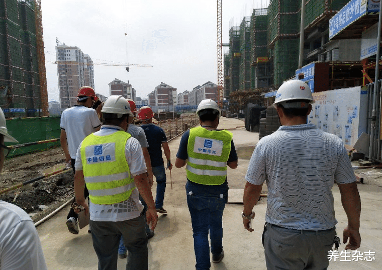 骨质疏松|无论男女,停止饮用“1水”,喝一口等于在骨头上“钻孔”,赶紧扔