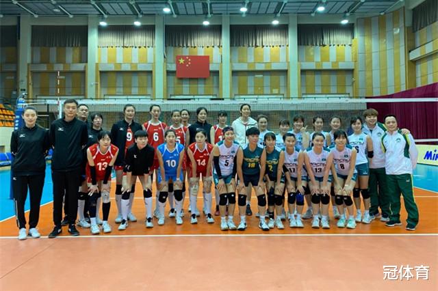 達米恩·利拉德|朱婷好樣的！對手教練一路小跑求合影，女排隊長全程微笑滿足需求