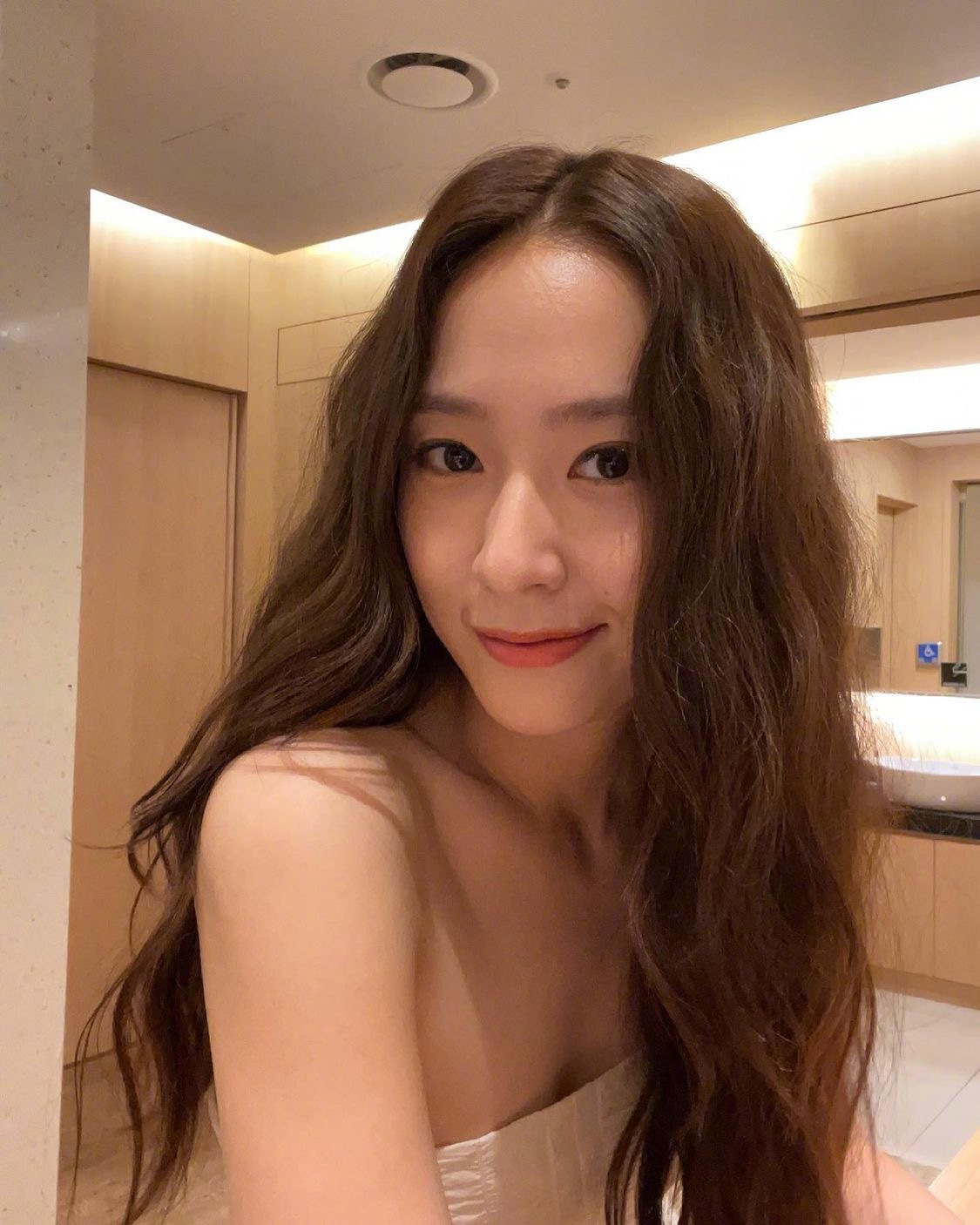 时尚课|郑秀晶美照更新,穿抹胸公主裙配拖鞋,夏天就要这么穿!