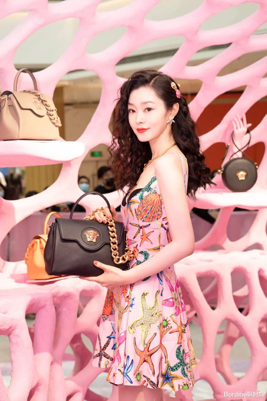 穿衣搭配|宋轶的造型能力，将吊带裙穿出了亮丽骨感，洋气又高级