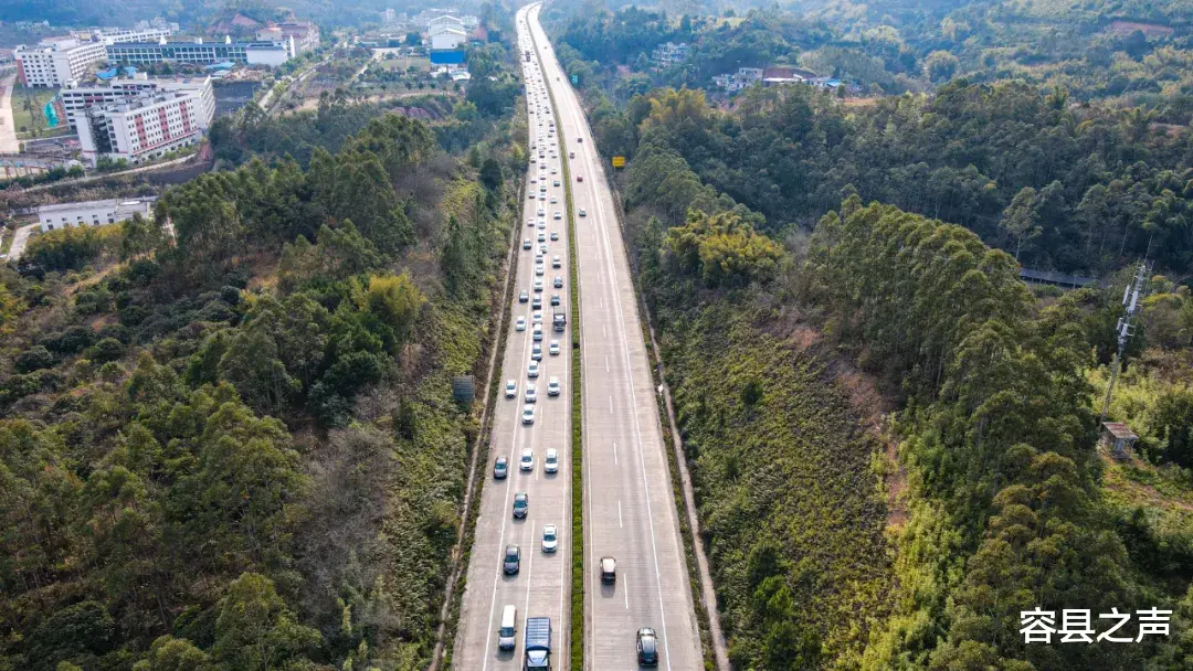 容县之声 节后返程高峰来袭，堵堵堵！广西高速上演堵车大片，从白天堵到黑夜