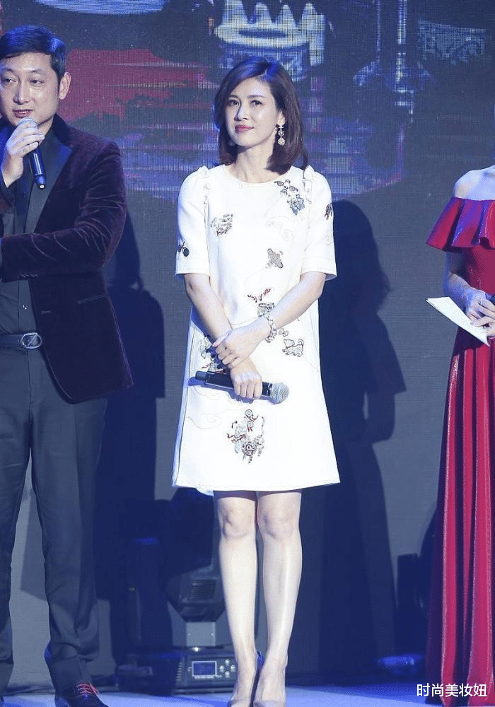 时尚美妆妞|42岁的章子怡依旧保持少女感，穿白色方领连衣裙，甜美又气质
