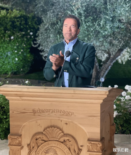 阿诺德·施瓦辛格|施瓦辛格私生子模仿老爸秀肌肉，自知颜值不高，欲靠身材出道做明星