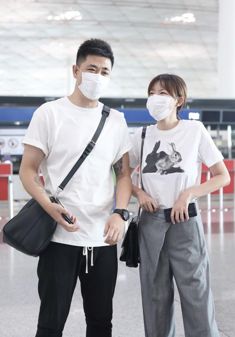 李艾|42岁李艾携老公走机场，“勾肩搭背”笑成眯眯眼，齐刘海更减龄