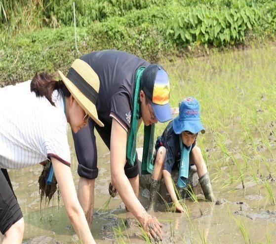 郭晶晶|郭晶晶参加家长会，“精致”打扮被网友怒赞：这才是真正的富养