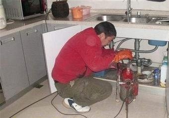 |物业人员帮助业主疏通厨房下水道，业主拒付维修费