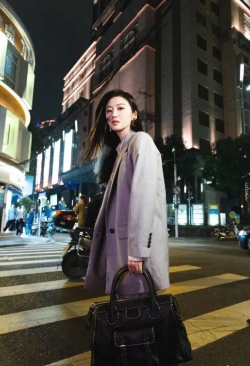景甜|景甜晒出上海街头氛围感大片，烟灰色西装好复古，转身回眸太迷人