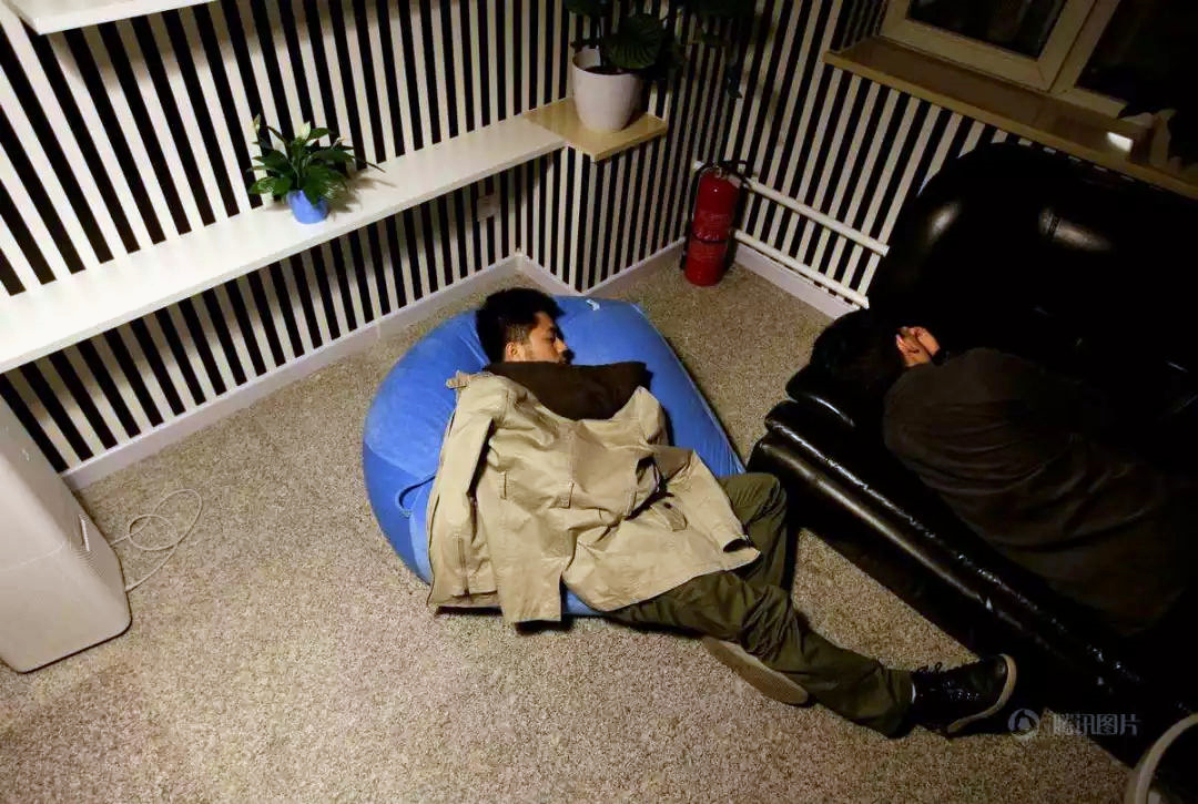 神鳥知訊資訊站 打工人的快樂全是坑？700名員工集體休假，回公司一看啥都不剩了