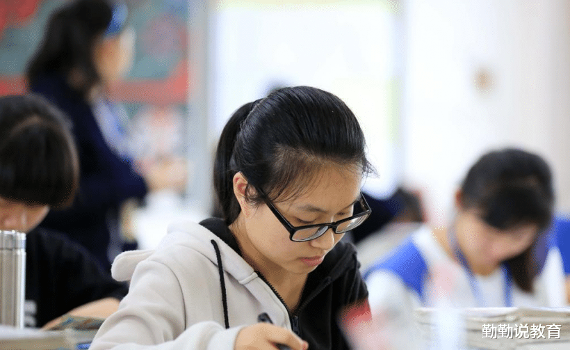 非洲 初二女生公交车没让座，被45岁大妈道德绑架，女孩一句话让其闭嘴