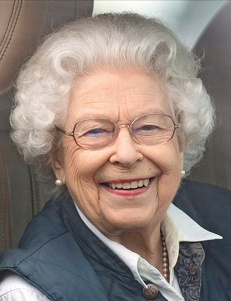 全球时尚风行|英女王不受哈里影响开心亮相！叠穿马甲像普通老太，自驾路虎好猛