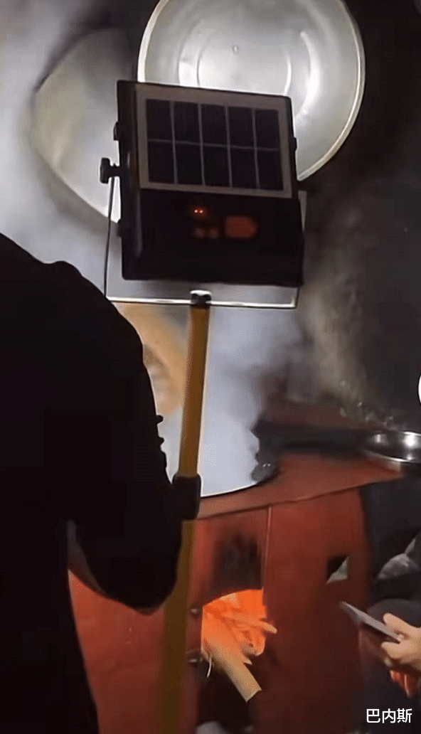 |小春花端饭时笑到龅牙差点掉出，吓得连忙闭嘴，这下笑不出来了