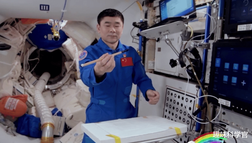 太空上写字有多难?美国曾花百万研制太空笔,中国一支毛笔就搞定