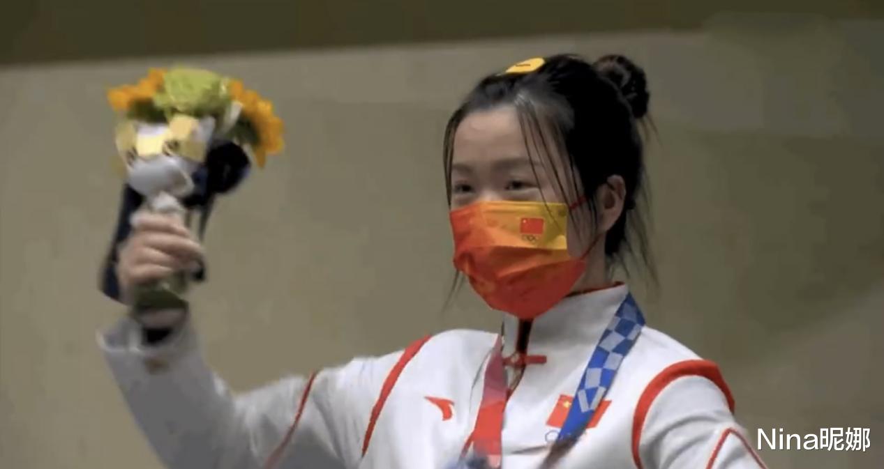 00后|00后清华学霸杨倩真给自己长脸,戴小黄鸭染美甲拿冠,站C位领奖台闪耀东京奥运会